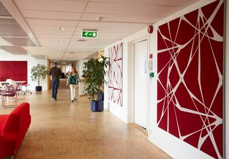 akustikmoduler i rød og hvid filt hos Tryg Oslo (3)